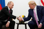 Президент России Владимир Путин и президент США Дональд Трамп во время встречи на полях саммита G20 в Осаке, 28 июня 2019 года