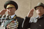 Министр обороны СССР Дмитрий Язов и президент СССР, генсек ЦК КПСС Михаил Горбачев во время празднования 45-й годовщины Победы, 9 мая 1990 года