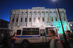 Полицейский автобус возле посольства Белоруссии в Москве, 9 августа 2020 года