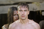 <b>«Обнимая небо», Милена Фадеева (2013)</b>
<br><br>
Трогательная мелодрама с Петровым в роли Ваньки Котова — парня из советского военного городка. Он эмоционально переживает семейные трагедии, становится летчиком-испытателем и проносит через всю жизнь первую любовь к Женьке Луговой (Любовь Аксенова).
