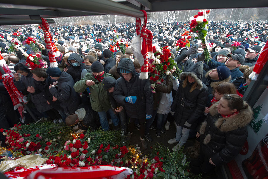 Участники акции в&nbsp;память о&nbsp;фанате &laquo;Спартака&raquo; Егоре Свиридове на&nbsp;автобусной остановке, где он был убит, 11&nbsp;декабря 2010&nbsp;год