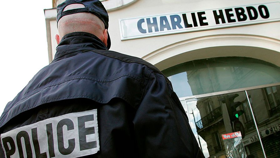 На месте нападения на редакцию журнала Charlie Hebdo в Париже, 7 января 2015 года