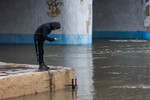 Житель Кургана на городской дамбе на реке Тобол, 14 апреля 2024 года
