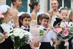 Первоклассники во время линейки, посвященной Дню знаний, в общеобразовательной школе с хореографическим уклоном Приморского краевого колледжа искусств во Владивостоке