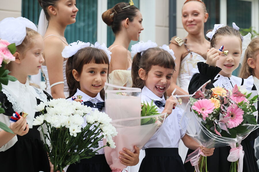 Первоклассники во время линейки, посвященной Дню знаний, в&nbsp;общеобразовательной школе с&nbsp;хореографическим уклоном Приморского краевого колледжа искусств во Владивостоке