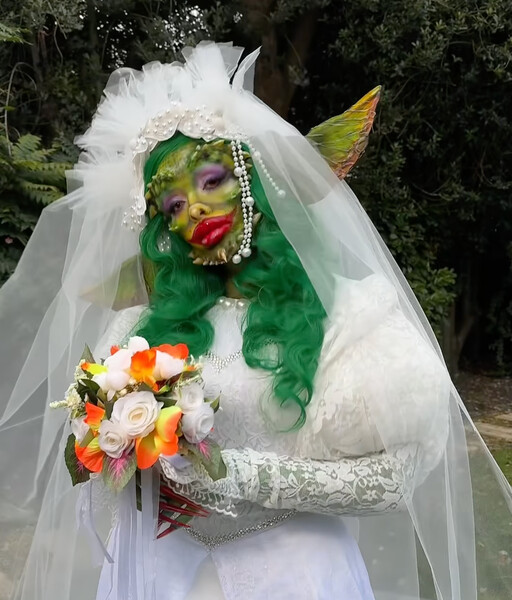 Певица Джейд Феруол в образе гремлина