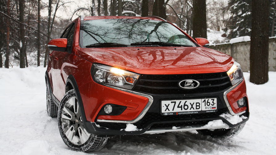 У «АвтоВАЗа» есть еще одна версия универсала, попроще: Vesta SW без приставки Cross. Но выглядит он скучнее, хотя в целом характеристики такие же, кроме клиренса и колес меньшего диаметра