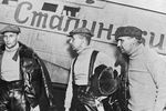 Участники беспосадочного перелета СССР - США Александр Беляков, Георгий Байдуков и Валерий Чкалов (слева направо) после успешного завершения полета, 20 июня 1937 года