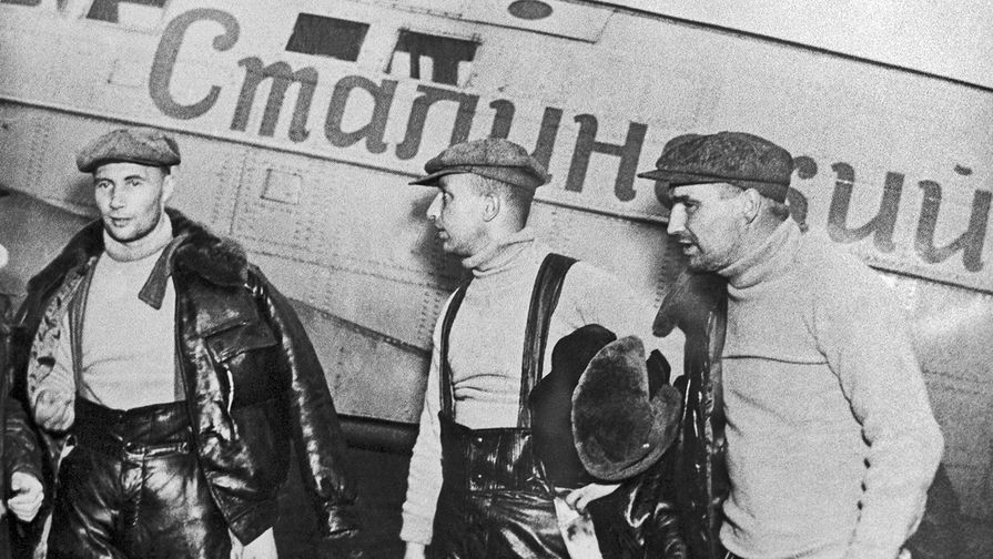 Участники беспосадочного перелета СССР&nbsp;- США Александр Беляков, Георгий Байдуков и Валерий Чкалов (слева направо) после успешного завершения полета, 20 июня 1937 года