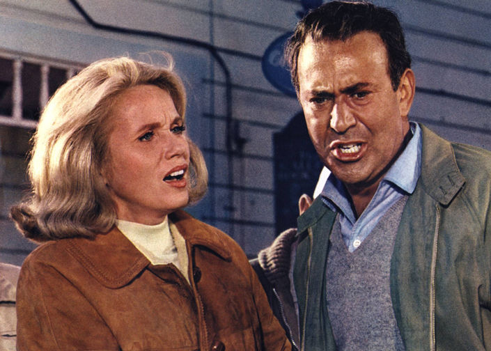 Эва Мари Сейнт и Карл Райнер в фильме «Русские идут! Русские идут!» (1966)