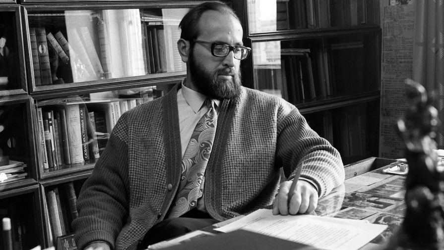 Юрий Власов в своем рабочем кабинете, 1973 год