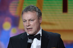 Актер Сергей Жигунов, получивший приз в номинации «За творческие достижения в искусстве телевизионного кинематографа» за фильм «Однажды в Ростове», на XXIX церемонии вручения Национальной кинематографической премии «НИКА», 2016 год 