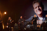 Участники группы Eagles выступают на церемонии вручения наград «Грэмми» на фоне фотографии основателя группы Гленна Фрая, который скончался в январе 2016 года