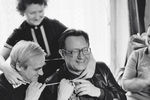 Писатели Даниил Гранин и Алесь Адамович и одна из героинь книги Евгения Строганова на встрече с ветеранами — участниками блокады Ленинграда, 1984 год