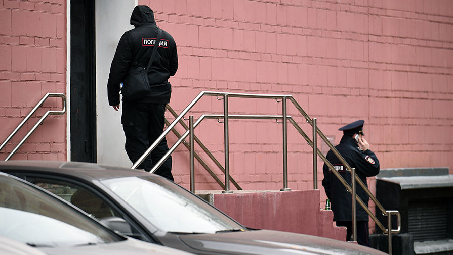 Сотрудники полиции около театра Армена Джигарханяна в Москве, 26 октября 2017 года