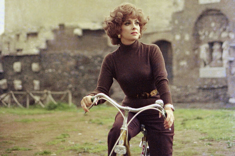 Джина Лоллобриджида во время велосипедной прогулки, 1974&nbsp;год 