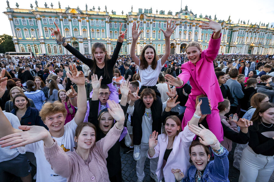 Выпускники на&nbsp;Дворцовой площади во время концерта в&nbsp;честь ежегодного праздника выпускников &laquo;Алые паруса&raquo; в&nbsp;Санкт-Петербурге, 24&nbsp;июня 2023&nbsp;года