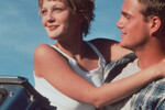 <b>«Все говорят, что я люблю тебя» (1996)</b>
<br><br>
Базовый комедийно-романтический мюзикл Вуди Аллена с крышесносным кастом: помимо самого Аллена и Бэрримор, в ленте снялись Джулия Робертс, Голди Хоун, Тим Рот, Эдвард Нортон и Натали Портман. Приглашая актеров в проект, режиссер скрыл от них информацию, что это будет, собственно, мюзикл, чем по итогам изрядно их удивил. Зато сразу сказал Бэрримор, что сниматься ей придется в парике: актриса тогда была бунтаркой (даже еще и с недавней наркозависимостью) и носила фиолетовые волосы.