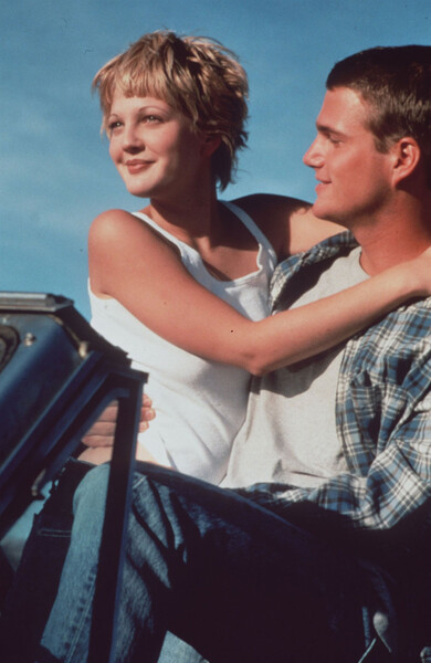 <b>&laquo;Все говорят, что я люблю тебя&raquo; (1996)</b>
<br><br>
Базовый комедийно-романтический мюзикл Вуди Аллена с&nbsp;крышесносным кастом: помимо самого Аллена и Бэрримор, в&nbsp;ленте снялись Джулия Робертс, Голди Хоун, Тим Рот, Эдвард Нортон и Натали Портман. Приглашая актеров в&nbsp;проект, режиссер скрыл от них информацию, что это будет, собственно, мюзикл, чем по&nbsp;итогам изрядно их удивил. Зато сразу сказал Бэрримор, что сниматься ей придется в&nbsp;парике: актриса тогда была бунтаркой (даже еще и с&nbsp;недавней наркозависимостью) и носила фиолетовые волосы.