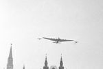 Самолет АНТ-20 «Максим Горький» над Красной площадью в Москве во время Первомайского парада, 1 мая 1935 года.