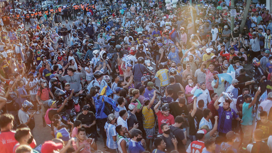 Жители Буэнос-Айреса рядом с&nbsp;кладбищем &laquo;Белла-Виста&raquo; во время похорон Диего Марадоны