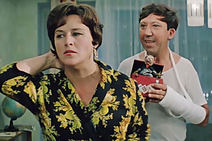 Актеры Нонна Мордюкова и Юрий Никулин в&nbsp;фильме &laquo;Бриллиантовая рука&raquo; (1968)