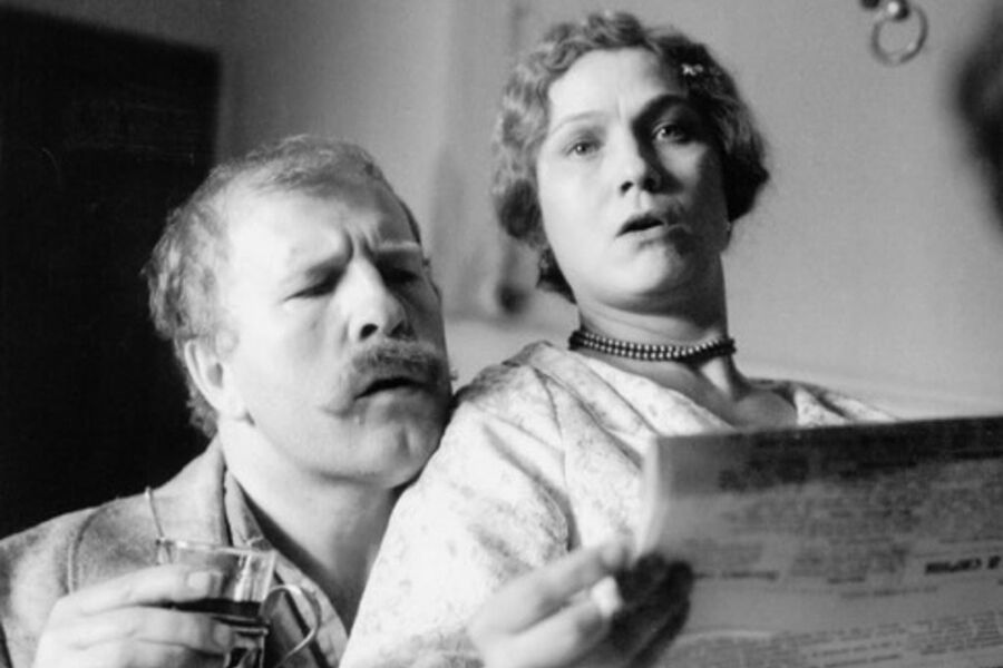 <b>«Собачье сердце» (1988)</b>
<br><br>
В&nbsp;экранизации повести Михаила Булгакова Нина Русланова сыграла небольшую, но очень яркую роль кухарки профессора Преображенского Дарьи Петровны &mdash; на&nbsp;своих далеко не хрупких плечах она умудряется защищать отдельно взятую квартиру от разрухи.