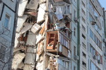 Первоначально следствие выдвинуло версию о взрыве газа в магазине на первом этаже. Однако позже стало известно, что взрыв прогремел в квартире на третьем этаже дома.