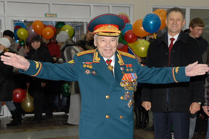 Михаил Калашников на&nbsp;праздничных мероприятиях, посвященных его 90-летнему юбилею. 2009&nbsp;год