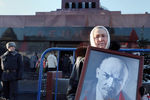 Во время возложения цветов к Мавзолею Ленина в день 90-летия со дня его смерти