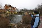Люди гуляют по территории оставленной резиденции президента Украины Виктора Януковича «Межигорье» под Киевом