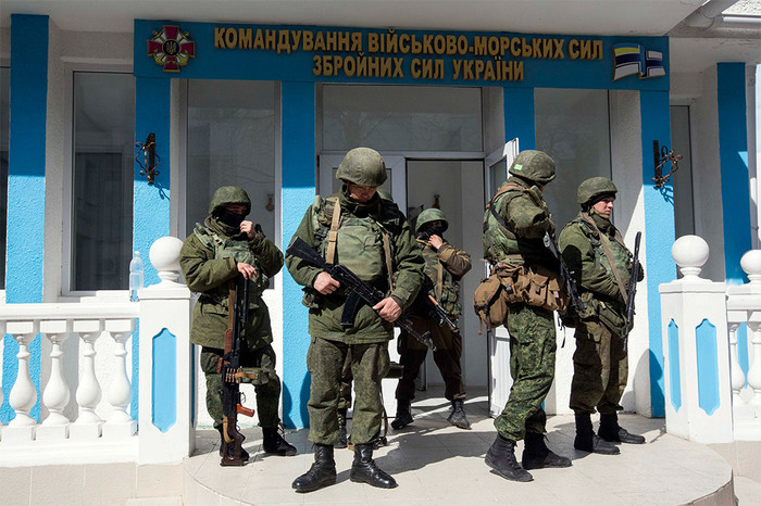 Военнослужащие у здания штаба ВМС Украины