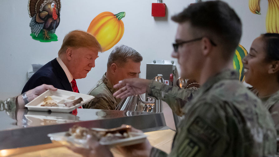 Президент США Дональд Трамп и председатель Объединенного комитета начальников штабов ВС США генерал Марк Милли во время угощения солдат на&nbsp;базе Баграм в&nbsp;Афганистане, 28 ноября 2019 года