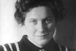 Аллилуева часто шла наперекор воле Сталина. Например, как только ей исполнилось 18 лет, она вышла замуж за одноклассника своего брата — Григория Морозова. Отца такая партия явно не устраивала, однако, как говорят историки, советский лидер, узнав о планах дочери, лишь пробурчал: «Черт с тобой, делай, что хочешь». Брак был несчастливым, но подарил Светлане сына Иосифа Аллилуева.
<br>После был брак с Юрием Ждановым, от которого родилась дочь Екатерина. Эта семья также просуществовала недолго. В 1957-м Аллилуева выходит замуж за вернувшегося из ссылки дальнего родственника Ивана Сванидзе. Но и этот брак длится всего два года.  
<br>Следующим избранником Аллилуевой становится индийский коммунист Браджеш Сингх, живший в Москве. Однако в 1966 году он умирает, а перед тем просит Светлану перевезти его прах на родину. Аллилуеву отпускают в Индию, откуда она не возвращается в СССР, а бежит в США.
<br>На фото: Светлана Аллилуева, 1954 год