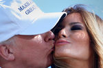 Дональд и Меланья Трамп во время предвыборной кампании во Флориде, 2016 год
