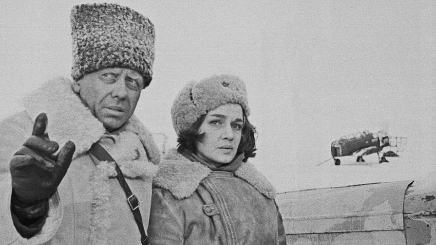 1967 год. Анатолий Папанов в роли генерала Серпилина и актриса Татьяна Махова (врач из полка Барабановой) на съемках фильма «Возмездие» по мотивам романа Константина Симонова «Солдатами не рождаются»