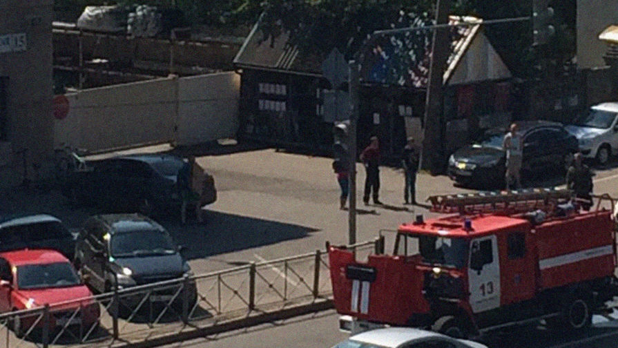 Пожарный автомобиль на&nbsp;месте происшествия на&nbsp;Литовской улице в&nbsp;Санкт-Петербурге, 17 июля 2018 года