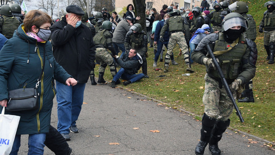 Силовики задерживают участников акции протеста в Минске, 1 ноября 2020 года