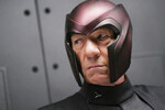 <b>Франшиза “Люди Икс”</b>
<br><br>
В экранизации комиксов Marvel “Люди Икс” Иэн Маккеллен предстал в образе мутанта и суперзлодея Эрика Леншерра, более известного как Магнето. В детстве герой Маккеллена пережил Холокост и открыл в себе способность манипулировать металлом, а когда вырос – провозгласил себя Магнето и объявил войну человечеству, став террористом номер один. В общей сложности актер сыграл персонажа в четырех фильмах франшизы.

