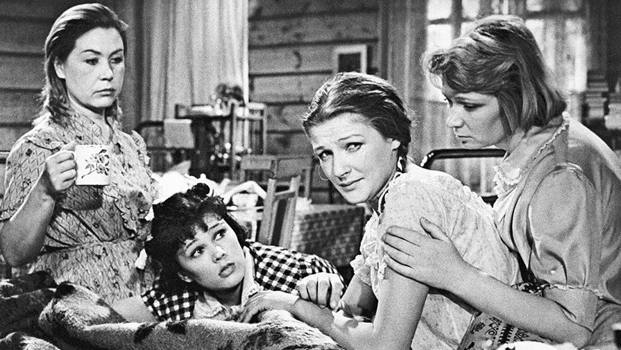 Кадр из&nbsp;кинофильма &laquo;Девчата&raquo; (режиссер Юрий Чулюкин, 1962&nbsp;год). В&nbsp;ролях (слева направо): Надя &mdash; Инна Макарова, Катя &mdash; Люсьена Овчинникова, Анфиса &mdash; Светлана Дружинина, Вера &mdash; Нина Меньшикова