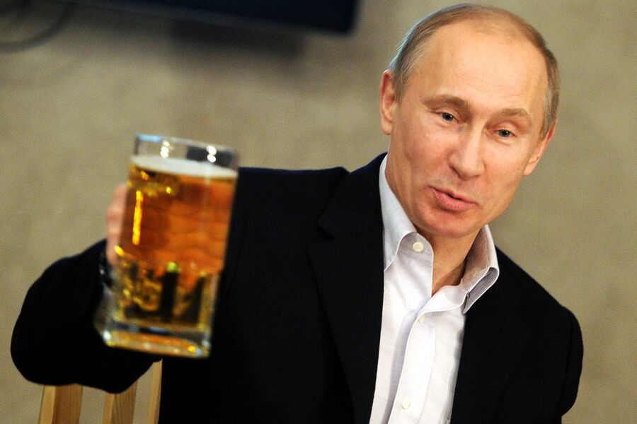 Премьер-министр РФ Владимир Путин во время встречи с&nbsp;представителями объединений футбольных болельщиков в&nbsp;пивном ресторане на&nbsp;Васильевском острове, 2012&nbsp;год