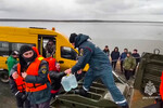 Спасатели во время доставки питьевой воды жителям сел Труд и Знание, 14 апреля 2024 года