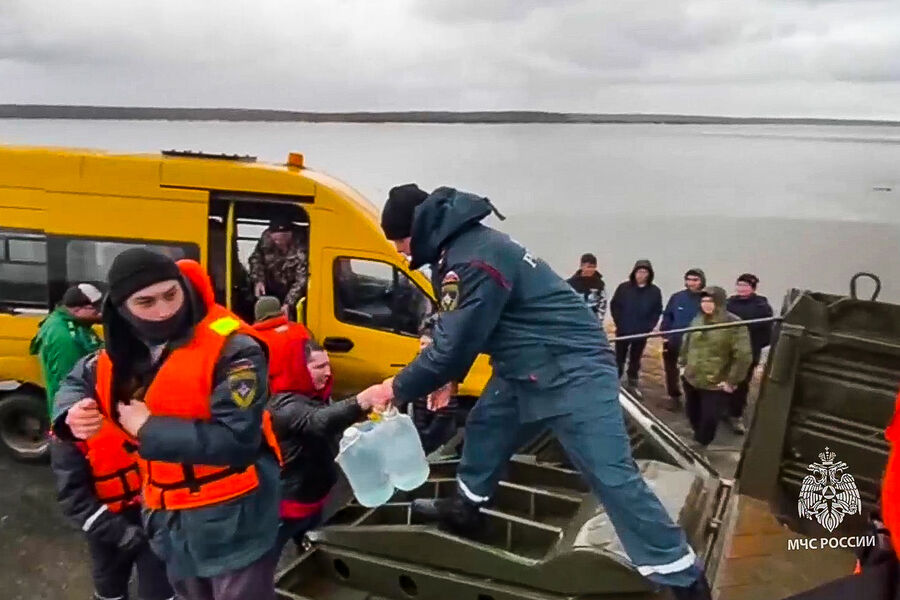 Спасатели во время доставки питьевой воды жителям сел Труд и Знание, 14&nbsp;апреля 2024&nbsp;года