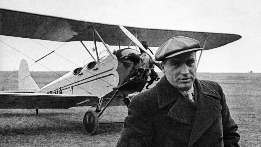 Герой Советского Союза Валерий Павлович Чкалов около&nbsp;учебного самолета У-2, подаренного ему Народным комиссариатом тяжелой промышленности, 1 апреля 1937 года 