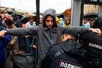 Cотрудник полиции досматривает участника митинга в поддержку незарегистрированных кандидатов в Мосгордуму на проспекте Академика Сахарова в Москве