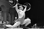 Чемпион мира и Европы Юрий Власов на помосте, 1960 год