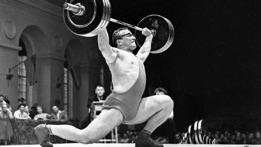 Чемпион мира и Европы Юрий Власов на помосте, 1960 год