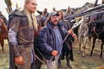 <b>Трилогия «Властелин колец» (2001-2003) </b>
<br>
Одна из главных ролей за всю карьеру Блума — эльф Леголас в экранизации культового произведения Джона Толкина. Участие в трилогии принесло ему премии Гильдии актеров и канала MTV.
На фото: Орландо Блум и режиссер Питер Джексон на съемках трилогии «Властелин колец»