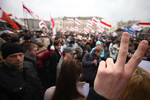 В два часа дня началось шествие, проходившее под проливным дождем. 