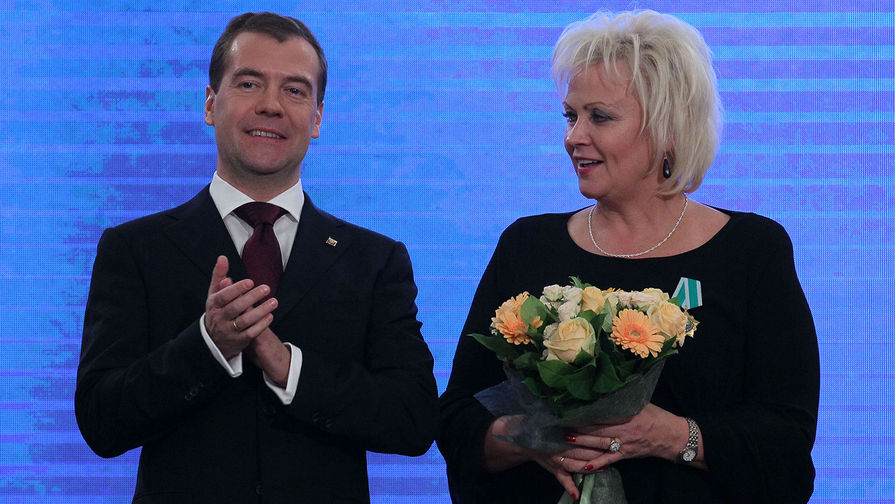 Президент РФ Дмитрий Медведев и певица Анне Вески, награжденная орденом Дружбы, 2011 год
